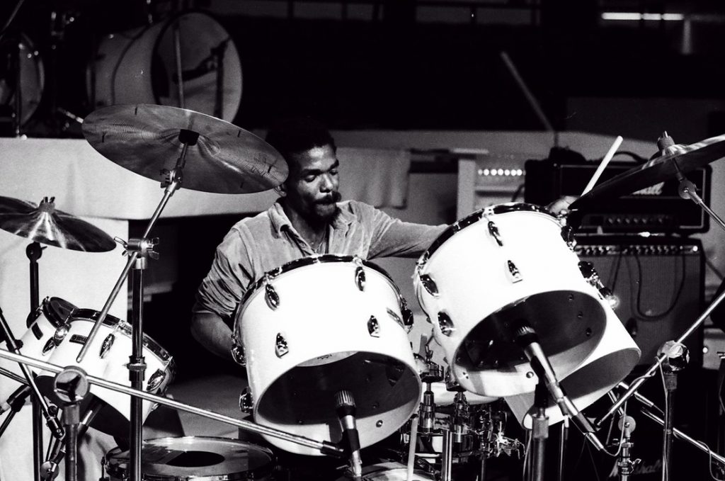 Carlton Barrett on Stage | Zero to Drum Carlton Barrett Mentre Suona La Batteria