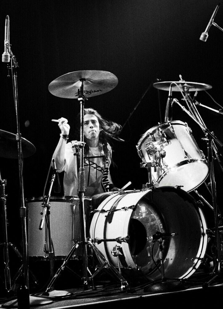 Dave Grohl Drumming 1