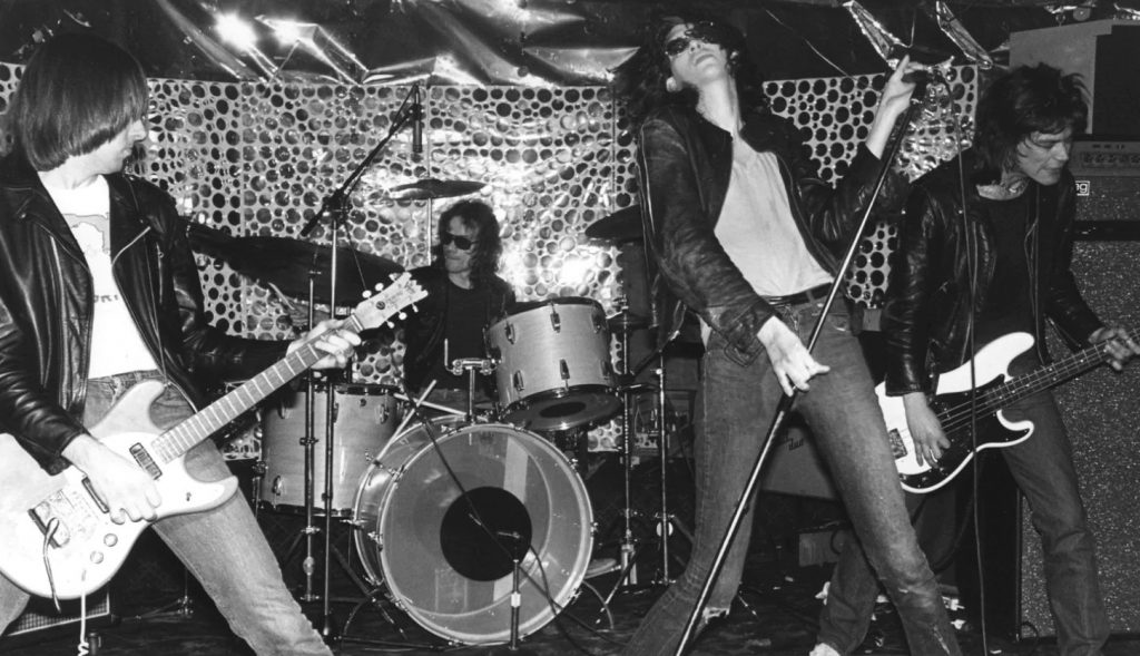 Tommy Ramone Mentre Si Esibisce Con I Ramones
