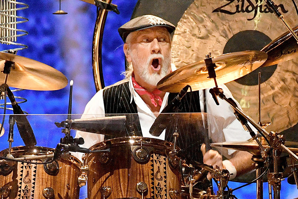 Mick Fleetwood Si Esibisce Dietro Al Suo Drum Set